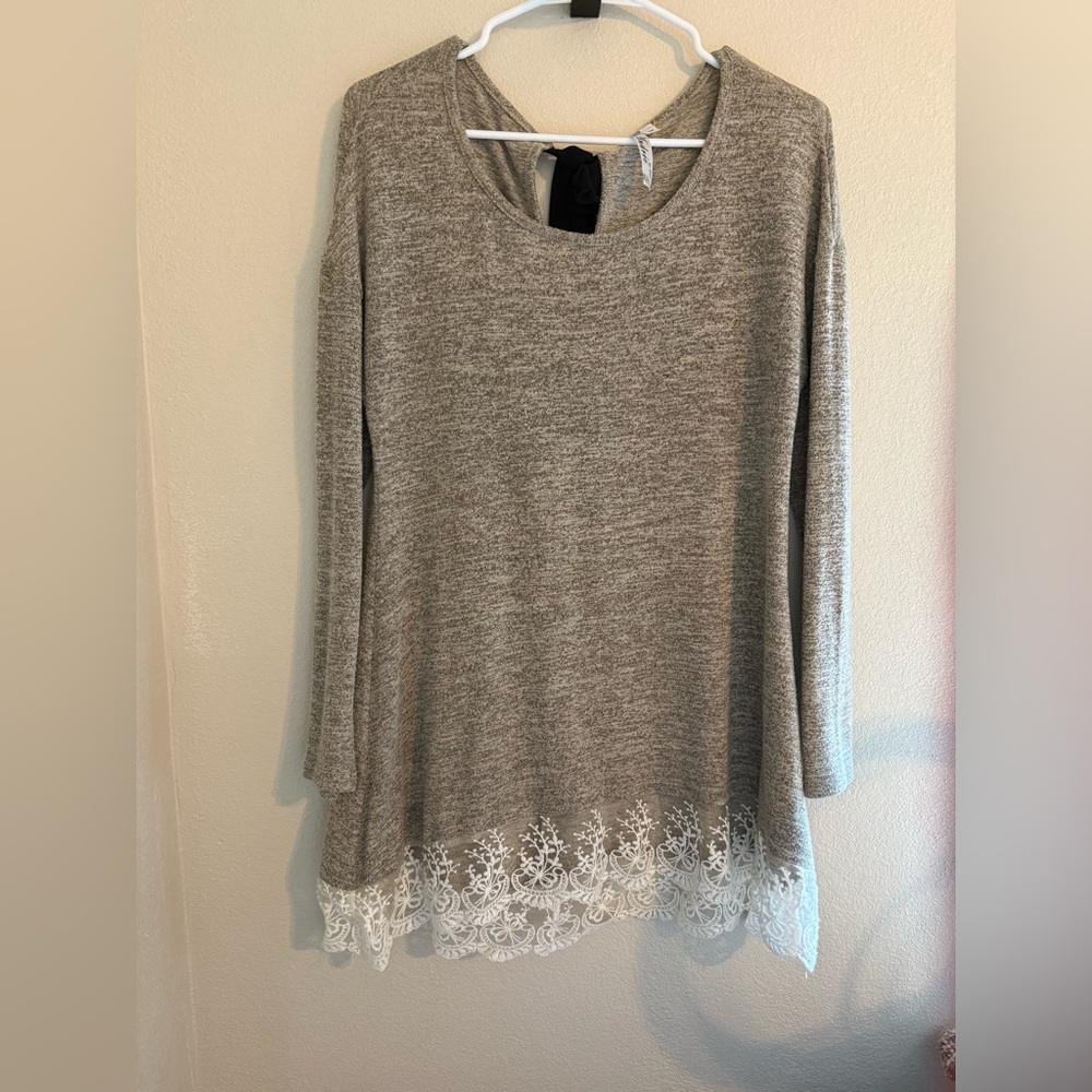 Andrée by Unit- Medium-Browinsh-Gray Long-Sleeve Knit Top with White Lace Hem